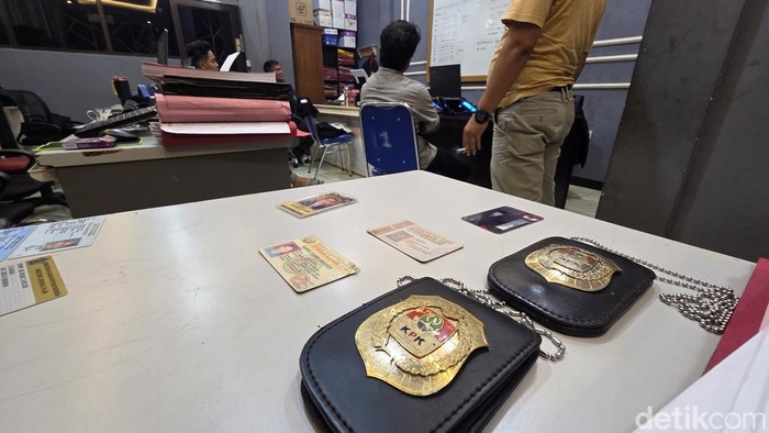 Barang bukti OTT pemerasan di Sukabumi