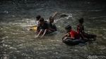 Bendung Katulampa Surut, Warga Manfaatkan untuk Bermain-Memancing