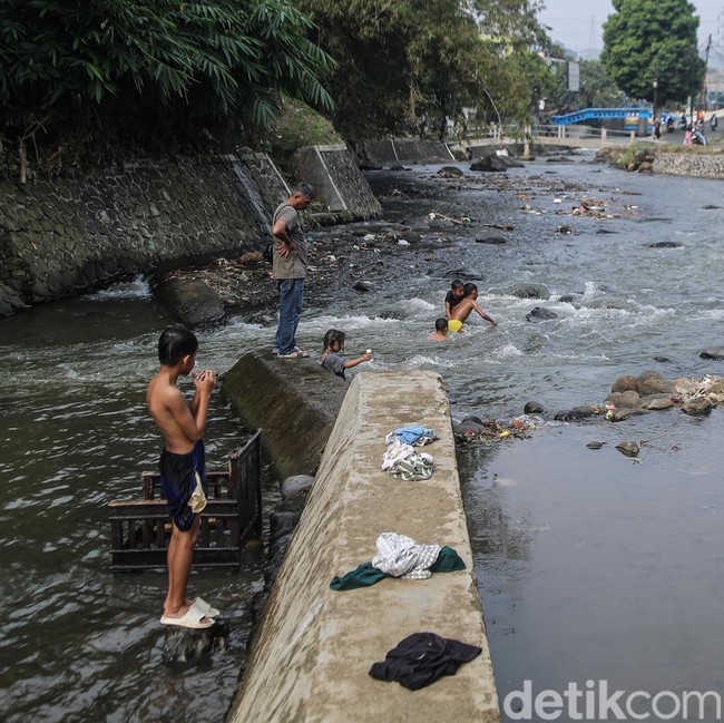 Bendung Katulampa Surut, Warga Manfaatkan untuk Bermain-Memancing