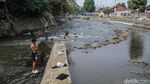 Bendung Katulampa Surut, Warga Manfaatkan untuk Bermain-Memancing