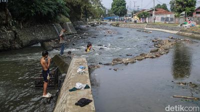 Bendung Katulampa Surut, Warga Manfaatkan untuk Bermain-Memancing