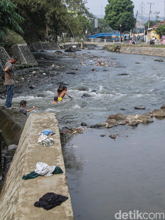 Bendung Katulampa Surut, Warga Manfaatkan untuk Bermain-Memancing
