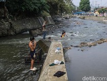 Bendung Katulampa Surut, Warga Manfaatkan untuk Bermain-Memancing