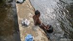 Bendung Katulampa Surut, Warga Manfaatkan untuk Bermain-Memancing