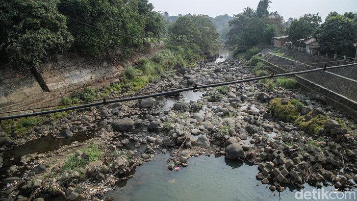 Sejumlah warga beraktivitas di Bendung Katulampa, Bogor, Sabtu (19/9/2026).