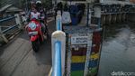 Bendung Katulampa Surut, Warga Manfaatkan untuk Bermain-Memancing