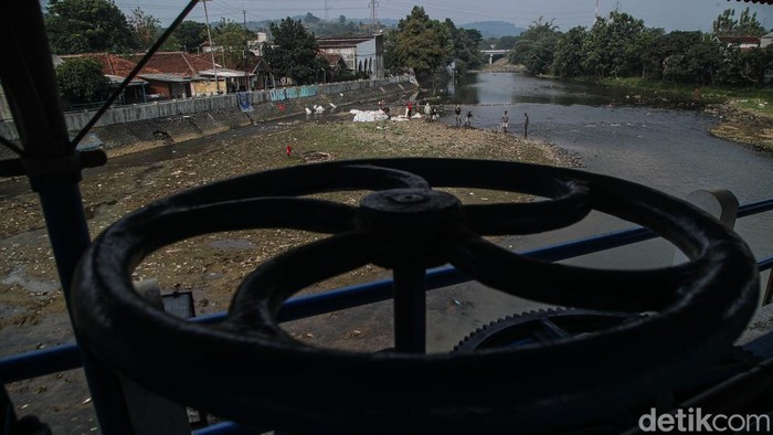 Sejumlah warga beraktivitas di Bendung Katulampa, Bogor, Sabtu (19/9/2026).