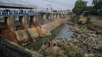  Kondisi tersebut dimanfaatkan warga untuk beraktivitas, seperti berenang, bermain air, hingga memancing. 