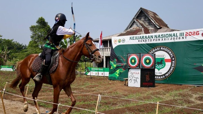 Ketua Umum Komite Olahraga Nasional Indonesia (KONI) Pusat Letjen TNI Purn Marciano Norman resmi membuka Kejuaraan Nasional (Kejurnas) Berkuda Memanah III Tahun 2026 Road to PON di Cakrawala Nuansa Nirwana (CNN), Bogor, Sabtu (19/9/2026).
