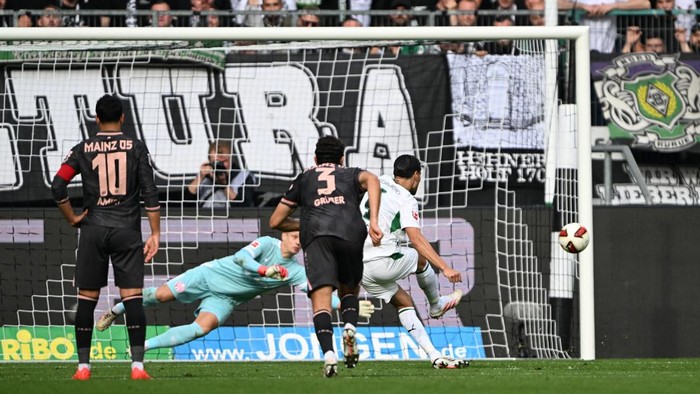 19 September 2026, North Rhine-Westphalia, Mnchengladbach: Soccer, Men: Bundesliga, Borussia Mnchengladbach vs. 1. FSV Mainz 05, Matchday 4, Borussia-Park Stadium. Kevin Diks (right, Bor. Mnchengladbach) misses a penalty kick. Photo: Federico Gambarini/dpa - IMPORTANT NOTICE: In accordance with the regulations of the Bundesliga and/or the DFB (German Football Association), it is prohibited to use or allow the use of photographs taken in the stadium and/or during the game in the form of sequences of images and/or video-like photo series. (Photo by Federico Gambarini/picture alliance via Getty Images)