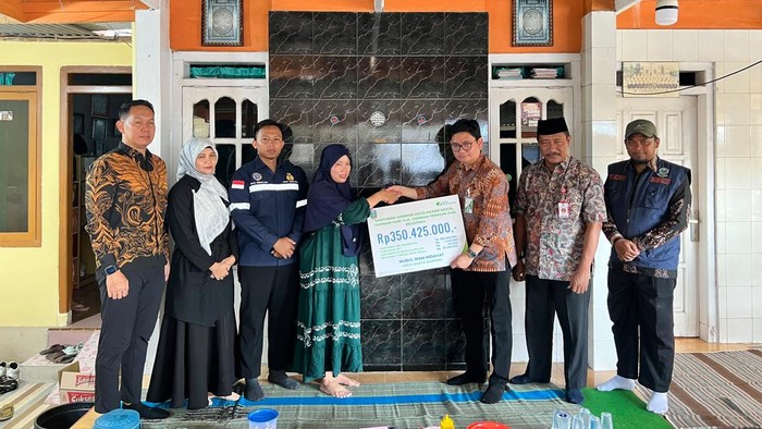 BPJS Ketenagakerjaan menyalurkan penerima manfaat ke ahli waris korban KM Virgo