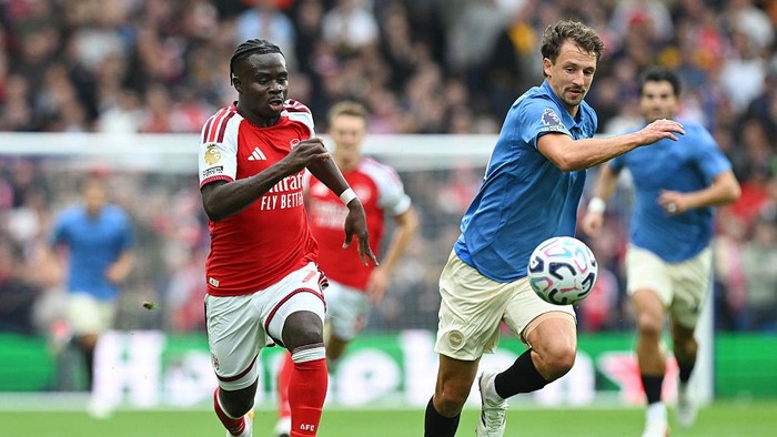 BRIGHTON, ENGLAND - SEPTEMBER 19: Olivier Boscagli of Brighton & Hove Albion runs for the ball whilst under pressure from Bukayo Saka of Arsenal during the Premier League 2026/27 match between Brighton & Hove Albion and Arsenal FC at American Express Stadium on September 19, 2026 in Brighton, England. (Photo by Stuart MacFarlane/Arsenal FC via Getty Images)