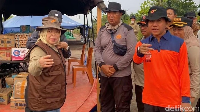Bupati Kobar Nurhidayah saat pantau karhutla. (Sigit Pamungkas)