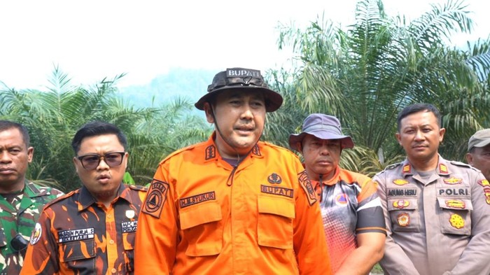 Bupati Merangin Jambi M Syukur saat tinjau karhutla