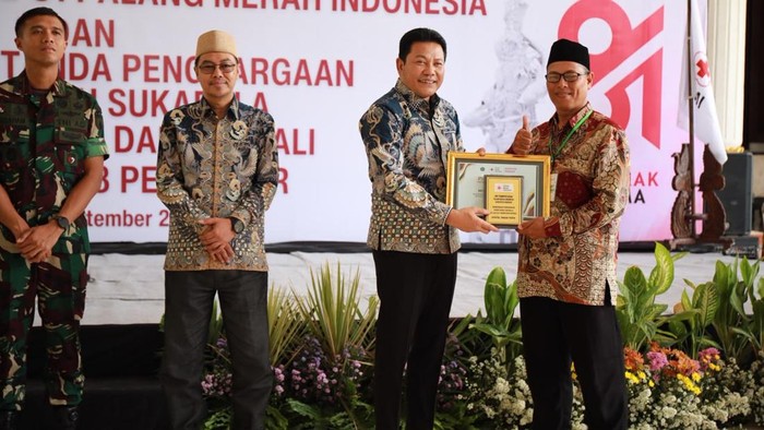 Bupati Subandi saat memberikan cenderamata ke pendonor darah di Sidoarjo