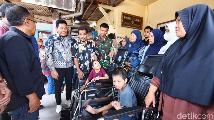 Bupati Subandi salurkan bantuan kursi roda ke warga yang membutuhkan