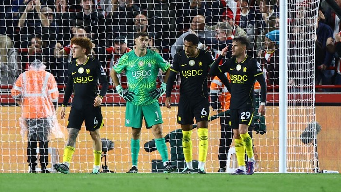 Soccer Football - Premier League - Brentford v Chelsea - GTech Community Stadium, London, Britain - September 18, 2026 Chelseas Emiliano Martinez, Valentin Barco, Levi Colwill and Pep Chavarria look dejected after Brentfords Jaidon Anthony scores their first goal Action Images via Reuters/Peter Cziborra EDITORIAL USE ONLY. NO USE WITH UNAUTHORIZED AUDIO, VIDEO, DATA, FIXTURE LISTS, CLUB/LEAGUE LOGOS OR LIVE SERVICES. ONLINE IN-MATCH USE LIMITED TO 120 IMAGES, NO VIDEO EMULATION. NO USE IN BETTING, GAMES OR SINGLE CLUB/LEAGUE/PLAYER PUBLICATIONS. PLEASE CONTACT YOUR ACCOUNT REPRESENTATIVE FOR FURTHER DETAILS..