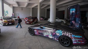 Tidak hanya cosplay, suasana festival juga diramaikan dengan pameran kendaraan yang telah dimodifikasi menggunakan berbagai karakter dan tema anime. 