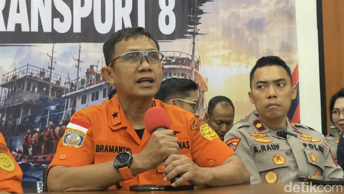 Direktur Operasi Basarnas RI Laksamana Pertama, Yudhi Bramantyo Nur Sasongko dalam press conference hari ke-7 pencarian. (Khairun Nisa/detikKalimantan)