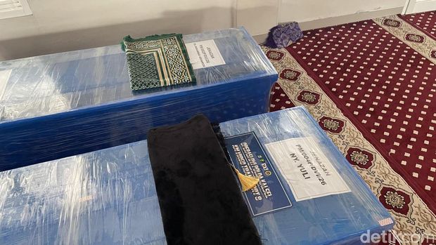 Dua jenazah pasangan suami istri korban Kapal Virgo Transport 8 saat disalatkan. (Khairun Nisa/detikKalimantan)