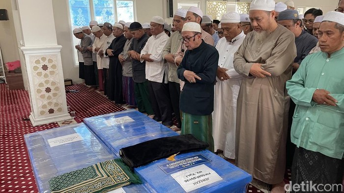 Dua jenazah pasangan suami istri korban Kapal Virgo Transport 8 saat disalatkan. (Khairun Nisa/detikKalimantan)