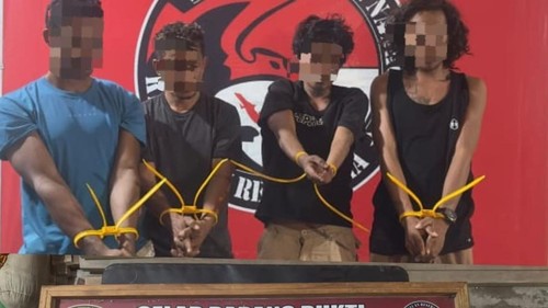 Empat sindikat sabu bersenpi rakitan dan sajam ditangkap polisi di Desa Tente, Kecamatan Woha, Kabupaten Bima, NTB, Jumat (18/9/2026). (Foto: Dok. Satresnarkoba Polres Bima)