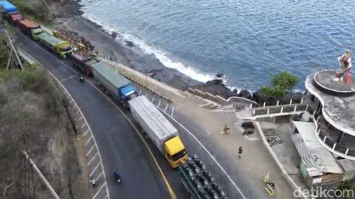 Gambar udara kemacetan Ketapang pada Jumat (18/9/2026) di sekitar Pantung Gandrung dan Grand Watu Dodol Banyuwangi sepanjang 10 Kilomter.