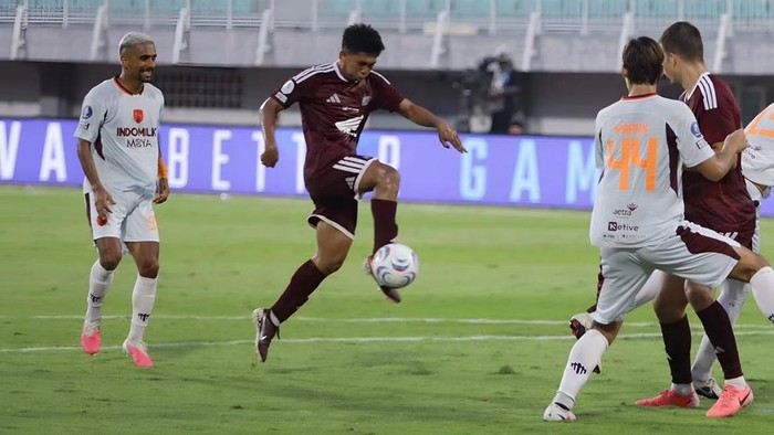 Gelandang PSM Makassar Ananda Raehan mencetak gol ke gawang Persita.