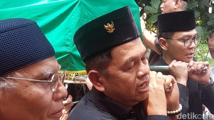 Gubernur Jawa Barat Dedi Mulyadi antarkan mantan Gubernur Jabar Danny Setiawan ke tempat peristirahatan terakhirnya
