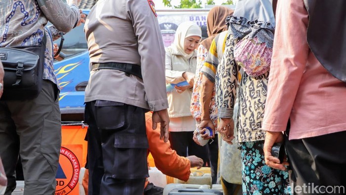 Gubernur Khofifah saat memberikan bantuan kepada warga yang kekeringan