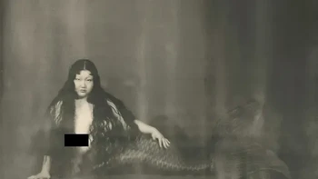 Ningyo (人魚) secara harfiah berarti manusia-ikan dan merujuk pada keluarga makhluk duyung dalam cerita rakyat Jepang. Ningyo tradisional seringkali jauh lebih aneh daripada putri duyung cantik setengah wanita, setengah ikan yang dikenal dari citra Barat: catatan dan ilustrasi yang lebih tua dapat menggambarkan mereka memiliki tubuh ikan, wajah seperti manusia atau monyet, gigi tajam, dan karakteristik tidak biasa lainnya. Mereka terkadang dianggap sebagai pertanda, sementara salah satu legenda yang sangat terkenal menyatakan bahwa memakan daging ningyo dapat memberikan umur panjang yang luar biasa, contoh yang paling terkenal adalah kisah Yao Bikuni. Foto: Yuji Watanabe via Boredpanda