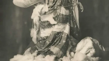 Boroboroton (暮露々々団) adalah tsukumogami, sebuah objek supernatural - dalam hal ini sebuah futon tua dan usang yang menjadi hidup. Toriyama Sekien memasukkannya dalam koleksi Hyakki Tsurezurebukuro tahun 1784. Namanya sendiri memainkan gagasan tentang sesuatu yang menjadi boroboro, atau compang-camping dan usang. Gambaran tradisionalnya berpusat pada alas tidur compang-camping yang menjadi hidup setelah dibuang atau diabaikan. Foto: Yuji Watanabe via Boredpanda