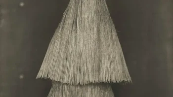 Mendon (メンドン) - Dewa tamu bertopeng dari Iōjima, Prefektur Kagoshima, yang terkait dengan festival Hassaku Taiko Odori. Ciri khasnya adalah telinga besarnya yang berpola spiral, mata yang menonjol, tanduk, dan kostum jerami. Sosok Mendon bertingkah nakal selama ritual, mengejar dan memukul penonton dengan ranting dalam tindakan yang diyakini dapat mengusir kejahatan dan kemalangan. Foto: Yuji Watanabe via Boredpanda