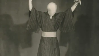 Noppera-bō (のっぺらぼう / のっぺら坊) adalah yōkai tanpa wajah yang terkenal. Kisah-kisah biasanya menggambarkannya sebagai manusia biasa yang tiba-tiba memperlihatkan wajah kosong tanpa mata, hidung, atau mulut, menakutkan siapa pun yang bertemu dengannya. Dalam beberapa tradisi, fenomena ini dikaitkan dengan hewan yang dapat berubah bentuk seperti mujina atau tanuki. Foto: Yuji Watanabe via Boredpanda