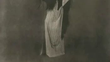 Kejōrō / Kejourou (毛倡妓) adalah yōkai yang diasosiasikan dengan citra seorang pelacur yang wajahnya tertutupi oleh rambut yang sangat lebat. Makhluk ini muncul dalam Konjaku Gazu Zoku Hyakki karya Toriyama Sekien tahun 1779. Alih-alih memiliki banyak cerita rakyat daerah di baliknya, ia sebagian besar merupakan yōkai bergambar/sastra yang kualitasnya yang mengganggu muncul ketika mendekati sosok yang tampak seperti seorang wanita hanya untuk menemukan bahwa wajahnya tidak dapat dilihat di bawah rambut tersebut. Foto: Yuji Watanabe via Boredpanda