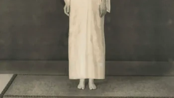 Dōmo-kōmo (どうもこうも) adalah yōkai berkepala dua yang kurang dikenal dan diabadikan dalam gulungan monster periode Edo. Pusat Penelitian Internasional untuk Studi Jepang menggambarkannya secara sederhana sebagai monster berkepala dua, yang secara tradisional digambarkan dengan kulit dan pakaian berwarna abu-abu kehijauan. Tidak seperti banyak yōkai terkenal lainnya, relatif sedikit cerita rakyat yang menjelaskan apa sebenarnya yang dilakukannya; sebagian besar identitasnya berasal dari penampilannya yang mencolok dalam gulungan bergambar. Foto: Yuji Watanabe via Boredpanda