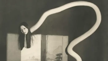 Rokurokubi (ろくろ首 / 轆轤首) - Biasanya tampak seperti manusia di siang hari, tetapi di malam hari lehernya menjadi sangat panjang. Kisah dan penggambaran lama tumpang tindih dengan tradisi lain di mana kepala benar-benar terpisah dari tubuh dan terbang, sehingga versi historis tidak semuanya berperilaku dengan cara yang sama persis. Versi leher memanjang telah menjadi bentuk visual yang paling dikenal saat ini. Foto: Yuji Watanabe via Boredpanda