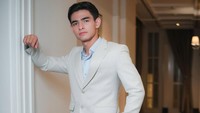 Harry Vaughan adalah aktor kelahiran 29 Februari 2004. Mengawali karier sebagai model, cowok yang memiliki darah Australia dan Pakistan itu terjun ke dunia akting pada 2022. Asmara Gen Z dan Duren Jatuh adalah beberapa judul yang membuat namanya makin dikenal. Foto: Instagram @houseofdimassinggih