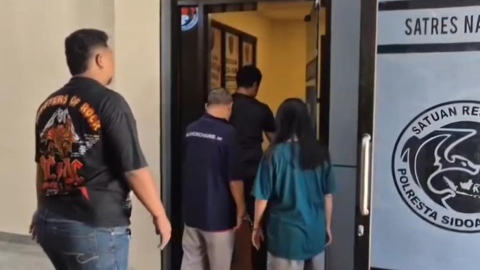 Ibu dan pacar yang paksa anak dan keponakannya threesome di Sidoarjo