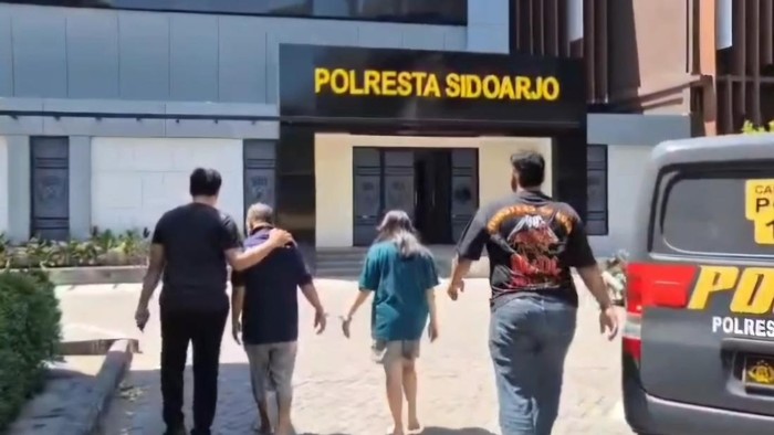 Ibu dan pacar yang paksa anak dan keponakannya threesome di Sidoarjo