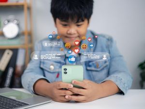 Wamenkomdigi Wanti-wanti Bahaya Anak Ketergantungan AI, Ungkap Risikonya