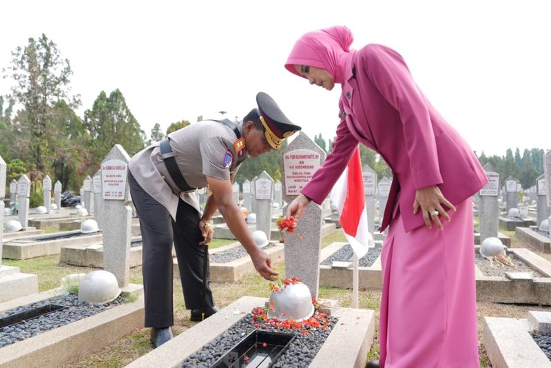 Kakorlantas Polri Irjen Pol Wibowo ziarah ke TMP Kalibata, Jaksel