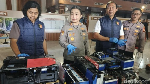 Kapolres Jembrana AKBP Cheery Sinta Maygrand Simamora beserta jajaran saat konferensi pers kasus pencurian di Auditorium Pemkab Jembrana, Sabtu (19/9/2026). (Foto: Putu Adi Budiastrawan/detikBali)