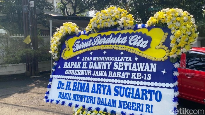 Karang bunga di rumah duka mantan Gubernur Jabar.