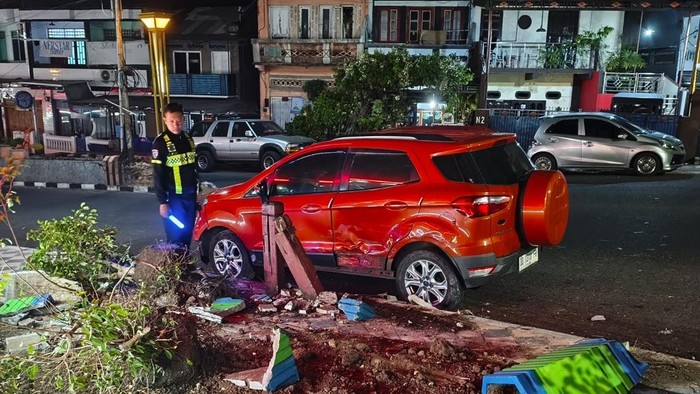 Kecelakaan Terios vs Ecosport di Parepare.