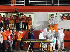 Potret Kedatangan 3 Jenazah Korban Kapal Virgo Jumat Malam