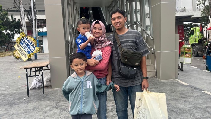 Keluarga asal Bogor yang perdana merasakan sensasi naik LRT Kelapa Gading-Manggarai (Ondang/detikcom)