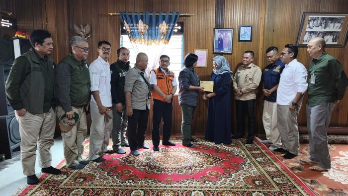 Kemenhut serahkan tali asih ke pihak keluarga dua relawan karhutla Kobar. (Istimewa)