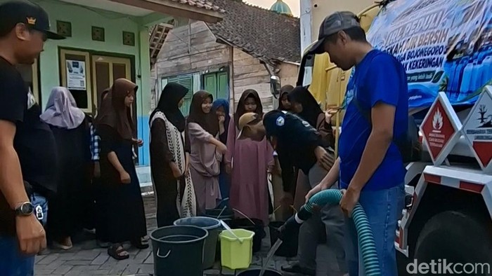 Komunitas Bojonegoro membagikan air bersih ke warga.