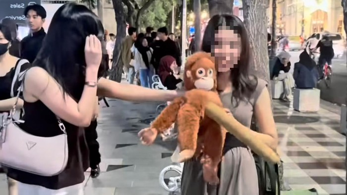 Konten pemberian boneka di Jalan Tunjungan yang viral diduga pelecehan seksual.